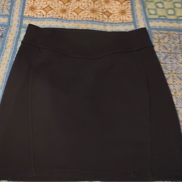 Women’s Lululemon blk cotton skirt, med, used but in great condition. - Picture 2 of 9